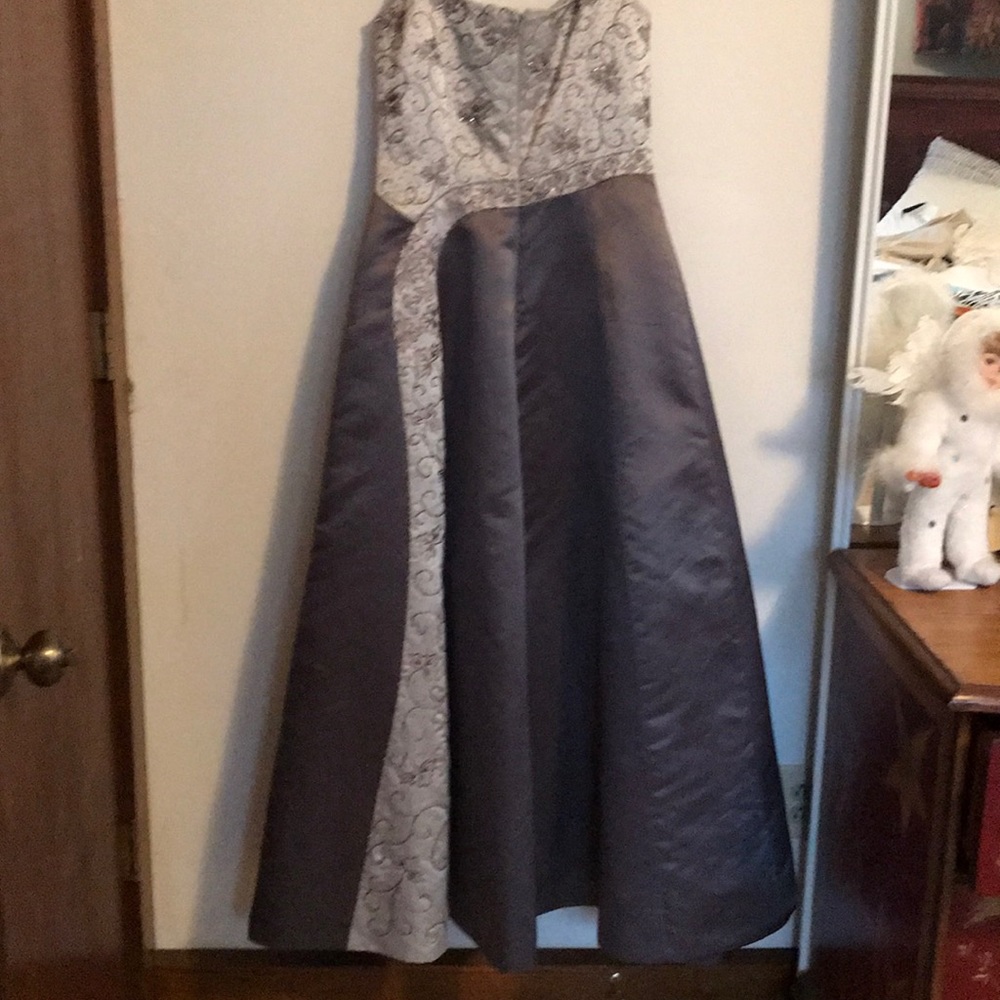 Alyce Embroidered gown - Picture 6 of 8